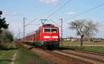 Am Nachmittag des 09. April 2010 beschleunigt die Ludwigshafener 111 ...