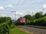 BR 111 mit Zugen RB 31097 (Offenburg-Neuenburg) f�hrt gleich mit 111 064 in den n�chsten Halt Ebringen. 13.7.10
