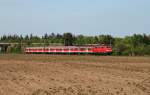 BR 111 mit Zugen Mit teils miserablen P�nktlichkeitswerten haben die 111er vom Betriebswerk Ludwigshafen auf der KBS 700 zu k�mpfen, denn die Loks sind mit dem straffen Fahrplan der 425 hoffnungslos �berfordert – die Fahrpl�ne hat man leider nicht an die Loks angepasst. Am 28. April 2010 beschleunigt die Ludwigshafener 111 069 die um knapp 15 Minuten versp�tete RB 18621 von Mannheim nach Karlsruhe aus dem Bahnhof von Wagh�usel in Richtung S�den.