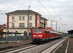 BR 111 mit Zugen Am ersten Verkehrstag des in diesem Jahr erstmals verkehrenden Radzugs von Mannheim nach Freudenstadt, dem 01. Mai 2010, erreicht die Ludwigshafener 111 072 mit dem RE 18765 „Murgt�ler“ nach Freudenstadt ihren ersten Unterwegshalt in Schwetzingen. Der n�chste Halt des Zuges wird nach �ber 30-min�tiger Fahrzeit erst der Karlsruher Hauptbahnhof sein.