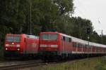 W�rend links Railion 185 ...  Niklas Eimers 28.08.2011