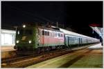 br-1110 Ein kurzer, aber sehr netter Fotoausflug neigt sich dem Ende zu. Den Abschluss macht 1110 524 „Andrea“ mit ihrem Sonderzug D 16662 aus Graz. Leider blieb die Maschine so ungl�cklich stehen, dass genau ein Signal in der Lok stand. Ich habe es mehr schlecht als recht entfernt. (Wien Meidling am 28.11.2009)