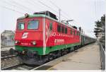 br-1110 1110.524 mit LP17407 (Wien/Franz-Josefs-Bf-G�rtelbr�cke nach Bad V�slau), hier bei der Durchfahrt in Wien/Hetzendorf, 12.12.2009.