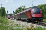 Ein Railjet �berholt 111 ...  Sebastian Roggenbrod 04.06.2011
