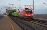 br-1116-vor-guterzugen 1116 104 mit einem G�terzug beim �berqueren der Donaubr�cke in Wien Praterkai, am 05.12.2009.