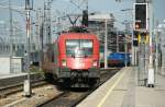 Taurus 1116 177 zieht seinen gemischtem G�terzug durch den Bahnhof ...