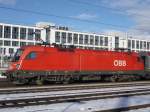 br-1116-vor-personenzugen Beim Halt des EC 113 in M�nchen Ost zeigte sich 1116 179-1 im Sonnenlicht. 