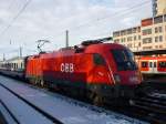 br-1116-vor-personenzugen Am Heimeranplatz konnte ich die 1116 134-6 mit dem Namen Kurt Fotografieren.

Am Hacken hat sie den IC 2083 K�nigssee.