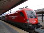 1116 244-3 wartet in Innsbruck mit dem �BB EC 747 ...