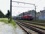 br-1116-vor-personenzugen 1116 117-1 f�hrt mit einem City-Shuttle durch Wien-Nu�dorf am 2.7.2010