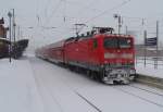 112 165-6 f�hrt hier aufgrund einer Weichenst�rung im L�bbenauer Bahnhof, ...