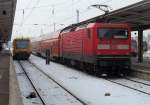112 185-4 wartet hier neben einem Dieselzug von der ODEG ...