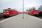 BR 112 Auf dem Bahnhof Wustermark treffen sich die beiden RE2 Linien. Rechts die RE2 geschoben von der 112 133-4 nach Cottbus. Links die RE2 gezogen von 112 186-2 nach Rathenow. 19.03.2010