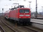 BR 112 112 181 und eine zweiteilige Doppelstockeinheit von der Rostocker S-Bahn am 09.April 2010 als RE Sternfeld-Stralsund bei der Einfahrt in Stralsund.