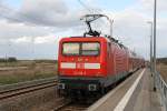 BR 112 112 105-2 schiebt den RE3 nach Schwedt, hier bei der Ausfahrt aus Pinnow (Uckermark) 09.04.2010