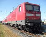BR 112 112 186-2 wartet mit RE 38591 von Warnem�nde Richtung Berlin Hbf(tief) auf die Ausfahrt um 18.00 Uhr im Bahnhof Warnem�nde.(26.06.10)