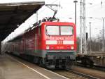 114 020-1 schiebt am 23.03. 10 ihren RE aus dem Bahnhof ...