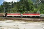 br-1142 1142 595 und 1042 018 ziehen einen schweren G�terzug gerade �ber den Semmering Richtung Wien und m�ssen in Payerbach-Reichenau eine kurze Pause einlegen. Am Zugschluss (nicht im Bild) schiebt die 1142 682 den Zug an. 6.5.2010