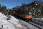 �ber die tief winterliche Semmering S�drampe, schiebt 1142 663 diesen Containerzug bis Gloggnitz nach.
Steinhaus 27.1.2012