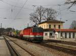 br-1144 Die 1144 233 am 04.04.2009 mit einem KLV-Zug bei der Durchfahrt in A�ling.
