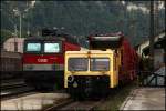 br-1144 1144 224 steht mit ihrer CS-Garnitur neben Schottertransportwagen in Kufstein abgestellt. (09.08.2009)