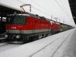br-1144 Die 1144 203 hatte mit der 1116 101 eine sehr schwere G�terzuggarnitur �ber den Arlberg zu ziehen. Nachgeholfen hat am Zugschluss die 1044 108. Bei Bludenz kurz vor der Abfahrt. 30.01.10.

Lg