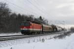 1144 249 mit einem gemischten G�terzug am 30.01.2010 in Haar. ...