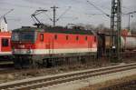 Mit dem G�terzug in die Kirche... 1144 279-5 tr�gt alte ...