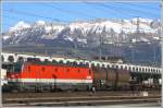 br-1144 Die Alpsteinkette leuchtet �ber der 1144 203-7, die in Buchs SG auf die Abfahrt Richtung Arlberg wartet. (30.03.2010)