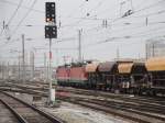 Zwei 1144er mit einem Baug�terzug fahren bei der Station Matzleinsdorfer ...