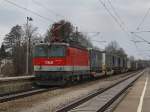 br-1144 Die 1144 208 am 20.03.2010 mit einem KLV-Zug bei der Durchfahrt in Gro�karolinenfeld. 