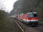 1144-246 am 16.04.2010 mit einem KLV-zug beim Felsentor bei Etterzhausen ...