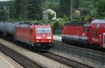 185 313 zieht seinen gemischten G�terzug gerade durch den Bahnhof ...