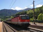 br-1144 1144 033-8 schiebt eine RoLa am 04.06.2010 durch den Bahnhof Matrei am Brenner. Zuglok war 1216 016 