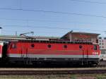 br-1144 1144 024-7 steht f�r kurze Zeit mit zwei aufgeb�gelten Stromabnehmern am Passauer Hauptbahnhof;100710