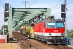 br-1144 1144 258 �berf�hrt soeben mit einem Bauzug die Donau mittels der Stadlauer Br�cke. (13.07.2010)