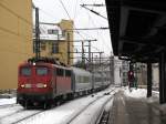 BR 115 Vom 13.02. stammt auch dieses Bild um mal etwas Abk�hlung auf die Seite zu bringen. 115 198-4 kommt mit dem D 440 nach Saratov durch die Friedrichstra�e.