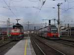br-1163 Der 4023 006 am 01.01.2010 bei der Einfahrt als S Bahn in den Salzburger Hbf, wehrend die 1163 013 auf ihre n�chste Rangierarbeit wartet. 