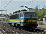 BR 12 Obwohl die Loks der S�rie 12 nicht zu den st�rksten der SCNB z�hlen, so erreichen sie solo doch eine beachtliche Geschwindigkeit. Am 24.04.10 eilt die 1202 durch die Haltestelle Antwerpen Noorderdokken in Richtung Hafen, um dort neue Aufgaben zu �bernehmen. (Hans)