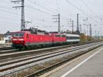 BR 120 Dieser PbZ kam nach einem Richtungswechsel in Laim am 31.10.2009 wiederholt durch M�nchen-Pasing gerollt. Vorne zieht 120 101-1 die 115 278-4 und einen ehemaligen IR-Wagen im entsprechenden �BB-Lack.