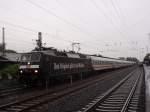 BR 120 Am veregneten 5 Oktober 2009 steht die M�rklin 120er im Solinger Hauptbahnhof mit IC 2620. Dieser besteht aus 10 Wagen und einer abgeb�gelten 101er am Zugschluss. Die L�nge des Zuges d�rfte wohl auch der Grund sein warum die 120er nicht mehr am Bahnsteig steht.