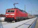 BR 120 Weil im IC 2377,Binz-Frankfurt/Main,am 20.Februar 2010,der Steuerwagen fehlte,zog 120 143 den Zug bis Rostock am Zugende lief 101 084 mit.Hier beim Halt in Bergen/R�gen. 