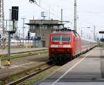 120 125-0 mit einen IC-Ersatzzug nach Dresden bei der Ausfahrt ...