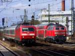 BR 120 Na wer is da wohl schneller?!
218 463-8 �berholt langsam aber sicher, mit ihrem RE nach M�hldorf, den IC 2084 in Richtung Berchtesgaden der hier langsam mit 120 132-6 am Heimeranplatz vorbei rollt. 29.03.2010