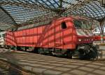 BR 120 120 155-7 in 'sch�n-rot' in K�ln Hbf 06.04.2010