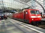 Die 120 133-4 bringt bei strahlenden Sonnenschein am 24.04.2010 den ...