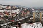 BR 120 Mittlerweile sind diese Z�ge auf der G�ubahn planm��ig, im Januar waren es noch Ersatzz�ge f�r  die ICE-T. Mit �ber 20 Minuten Versp�tung hat eine unbekannte Vertreterin der Baureihe 120 am 07. Januar 2010 den Startbahnhof Stuttgart verlassen und eilt mit ihrem IC 487 nun gen Z�rich. Die Aufnahme entstand vom Stuttgarter Kriegsbergturm.