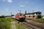 120 125-0, ist am 15.06.2010 mit einen ICE im Schlepp ...