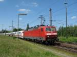 120 125-0 schleppt am 15.06. 10 einen 402er Halbzug durch Lehrte ...