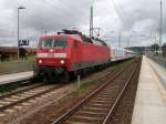 BR 120 Leichtes Spiel hatte 120 124,am 24.Juli 2010,als Sie den nur aus vier Wagen bestehenden UEx,1805 Binz-K�ln, aus dem Bahnhof Bergen/R�gen zog.